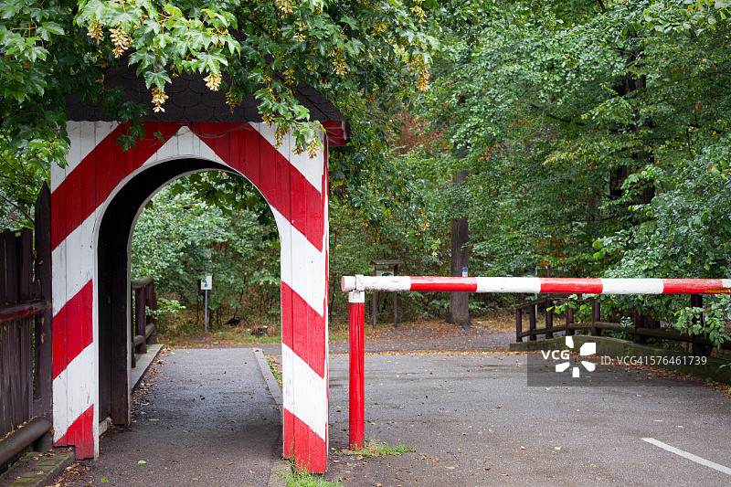 带栏杆的公园入口图片素材