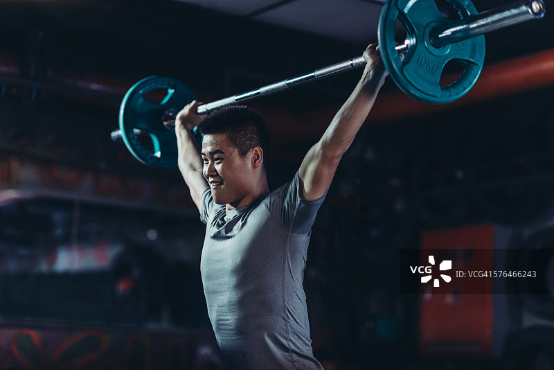 男子在锻炼图片素材