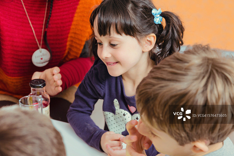 围坐在桌旁的小学生图片素材