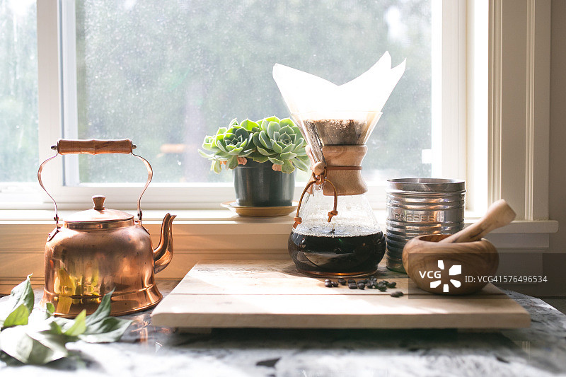 咖啡、水壶和多肉植物的视线水平视图图片素材