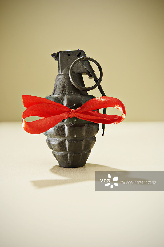 带丝带的手榴弹图片素材