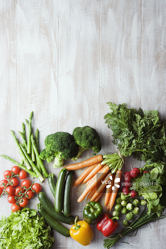 木质表面的绿色蔬菜图片素材