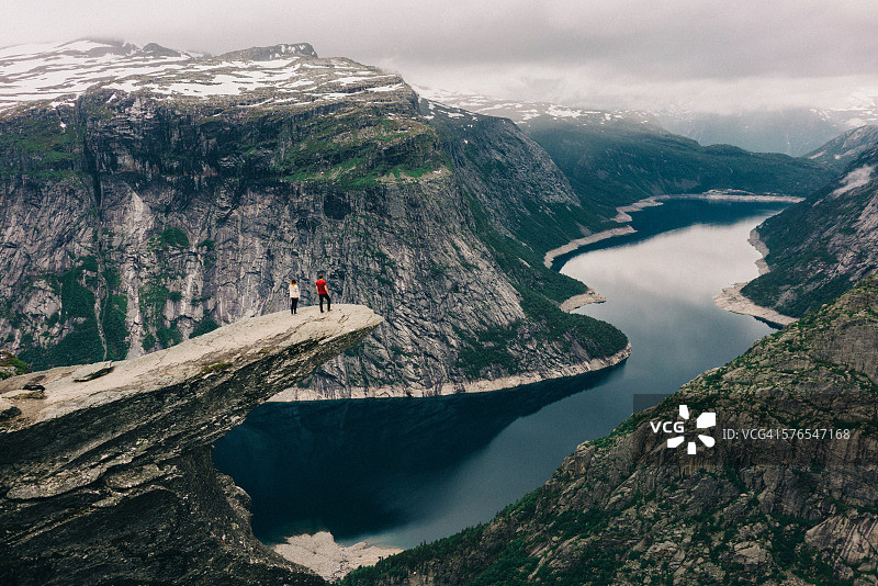 站在恶魔之舌上的两人图片素材