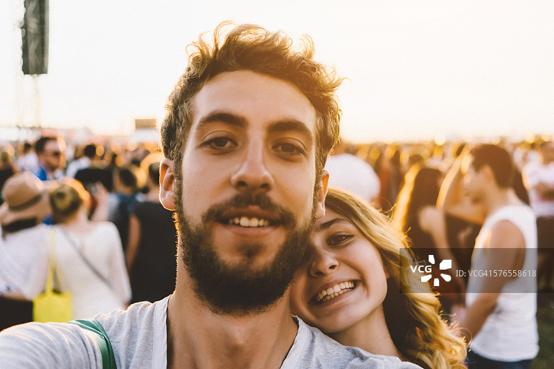 节日中的年轻情侣自拍图片素材