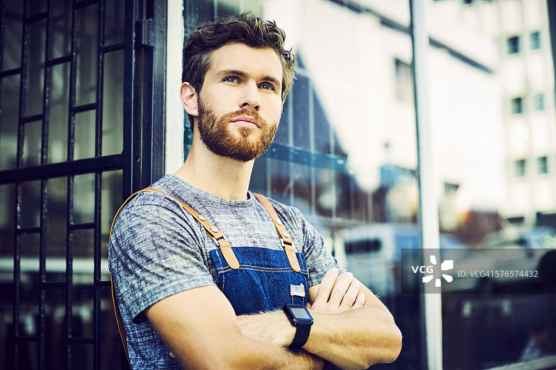 男咖啡师在咖啡店外看向别处图片素材