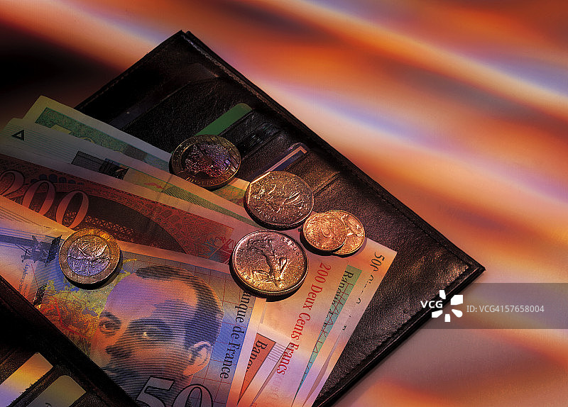 装满纸币和硬币的钱包图片素材