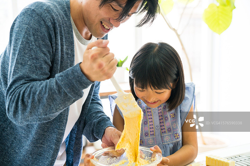 父女一起烘焙，增进感情图片素材