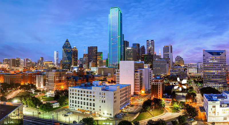 达拉斯天际线，美国银行大厦，蓝色时刻，美国德克萨斯州达拉斯图片素材