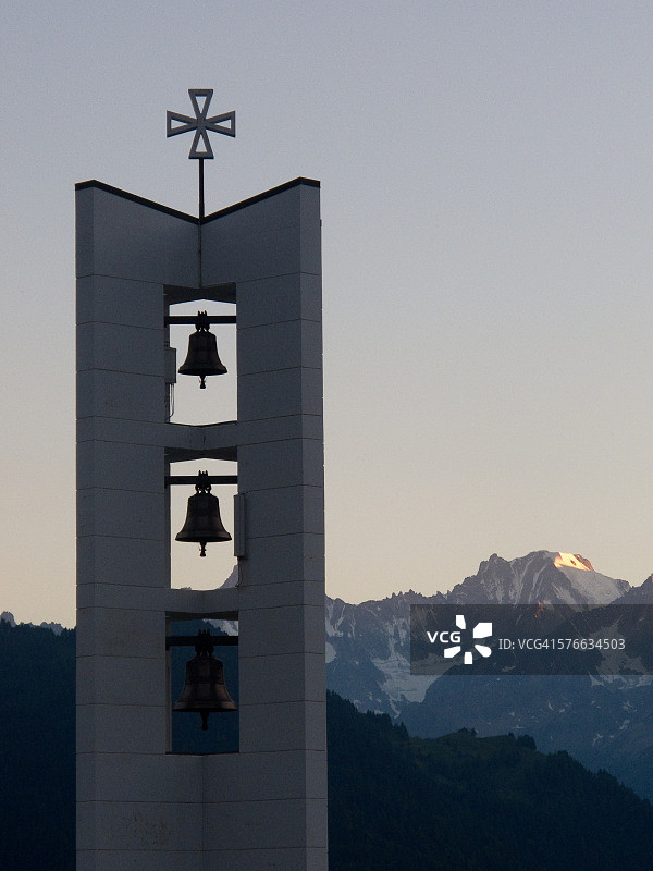 瑞士瓦莱州韦尔比耶教堂的钟楼图片素材