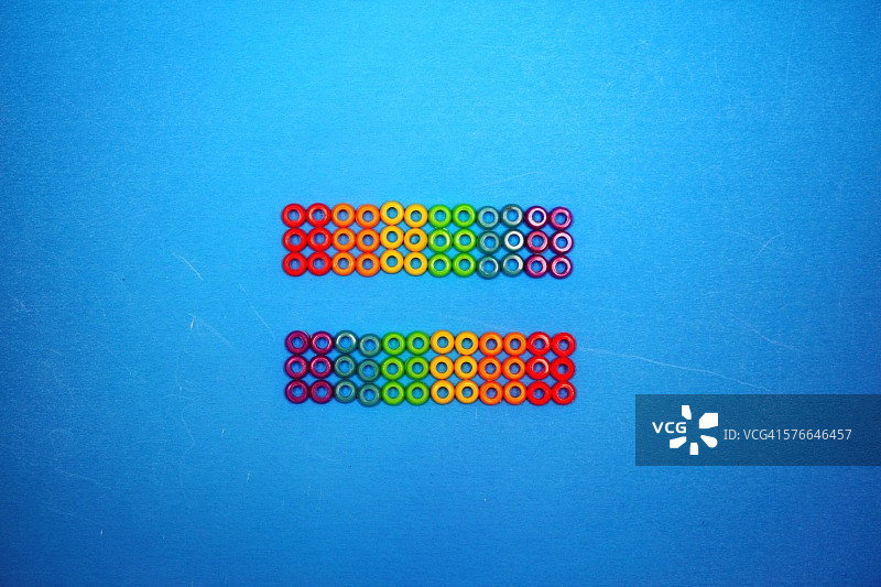 蓝色背景上的彩虹平等符号图片素材