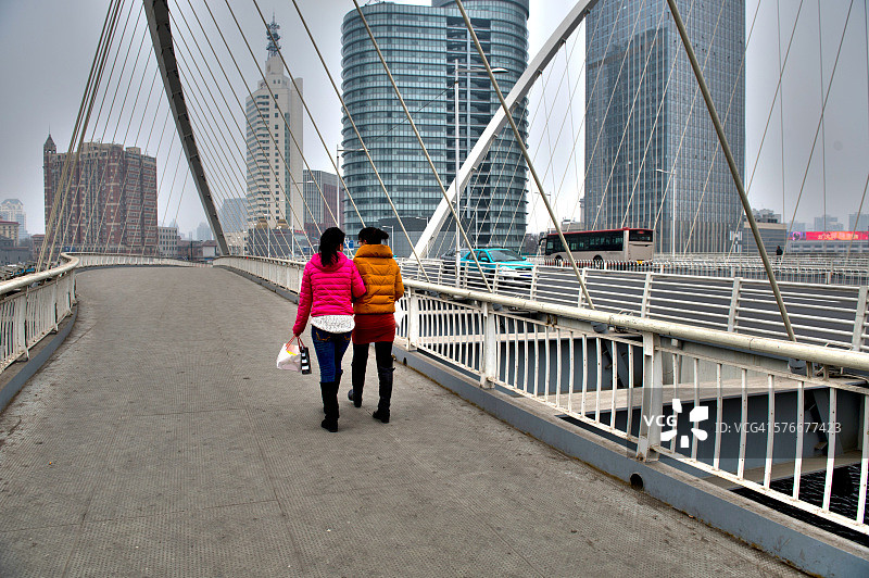 两个年轻女孩走路图片素材