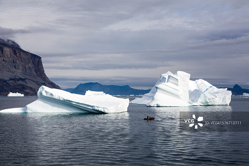 游船驶过冰山图片素材