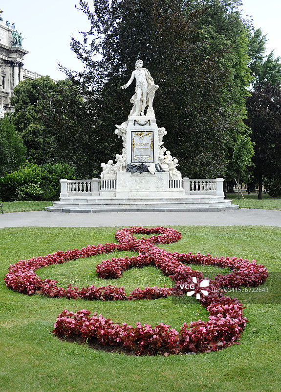 维也纳公园的莫扎特雕像图片素材