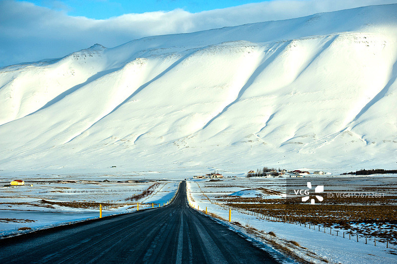 冰岛霍夫索斯附近的冬季公路图片素材
