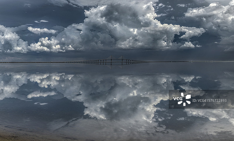 暴风雨下天空之路大桥倒影图片素材