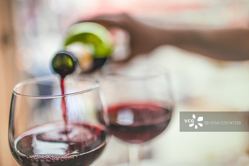 向酒杯中倒红酒图片素材