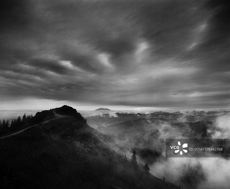 银星山壮丽的天空和景观图片素材