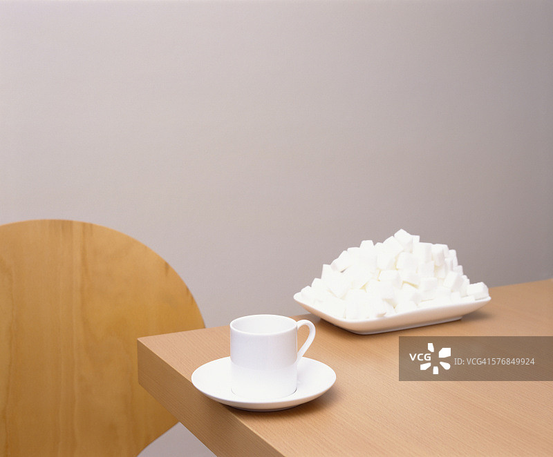 白色杯子和方糖图片素材