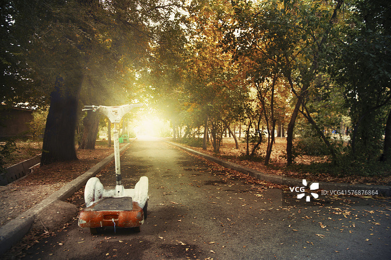 秋日公园里废弃的摩托车图片素材