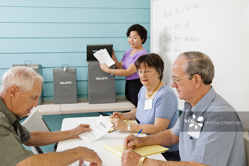志愿者在美国11月选举中计票图片素材