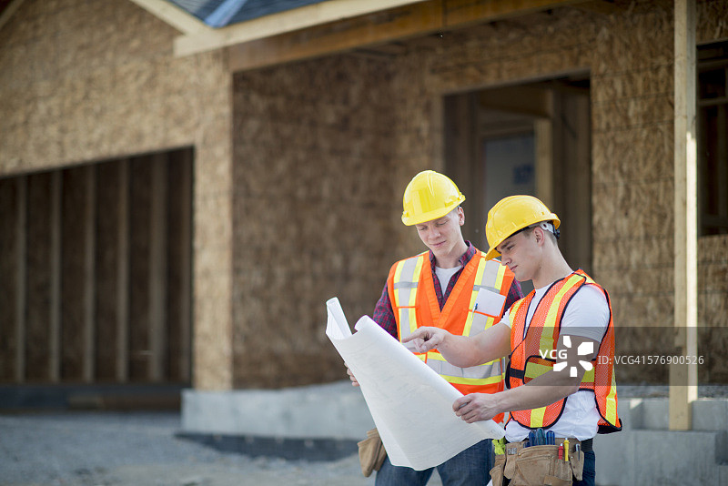 在工作场所工作的承包商们图片素材