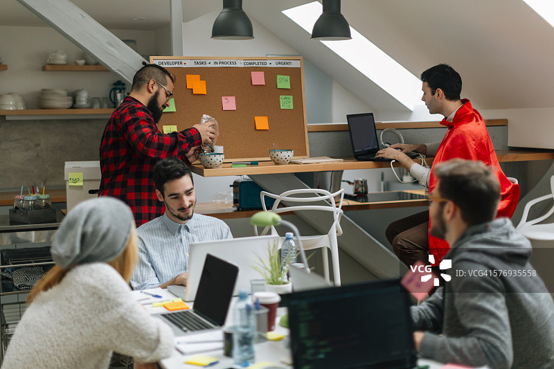 开发人员在办公室合作图片素材