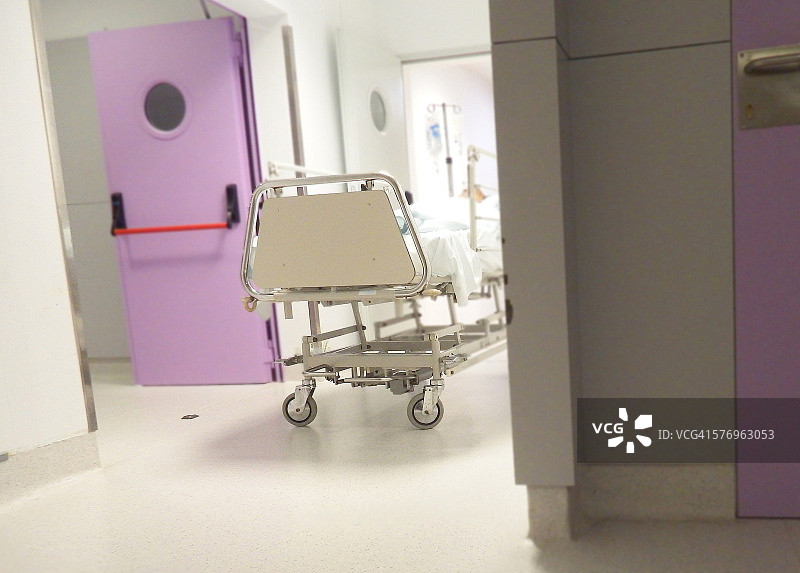 医院担架上的病人图片素材