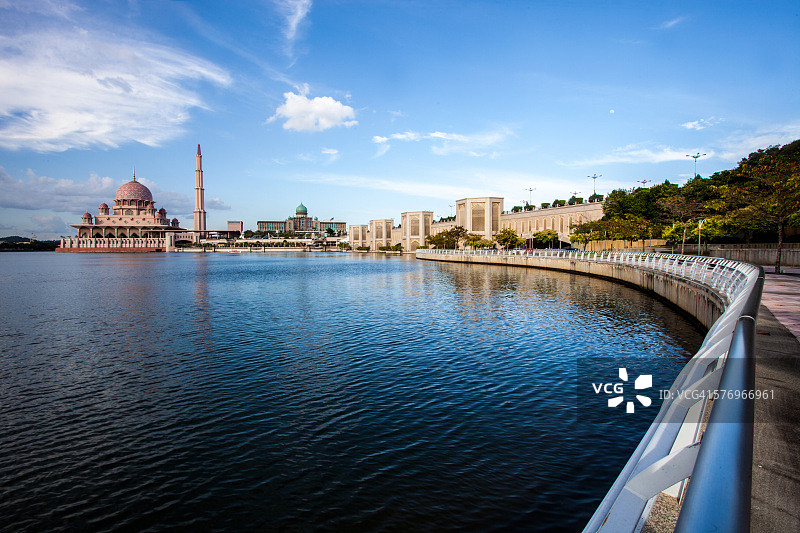 傍晚时分的布特拉贾亚太子清真寺图片素材