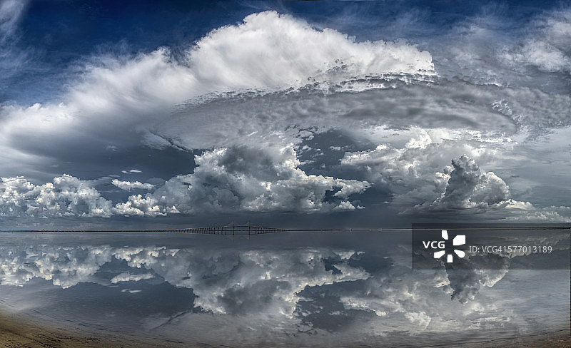 Skyway大桥上空风暴酝酿图片素材