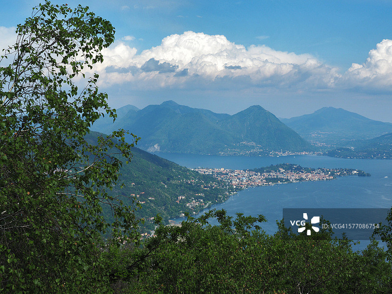 从意大利北部蒙特奥尔法诺山看马焦雷湖畔帕兰扎图片素材