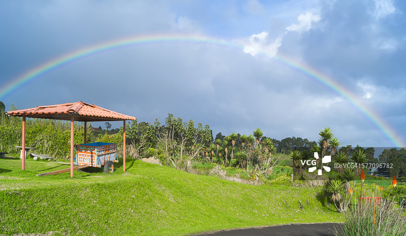 哥斯达黎加卡塔戈伊拉苏火山坡上的彩虹图片素材