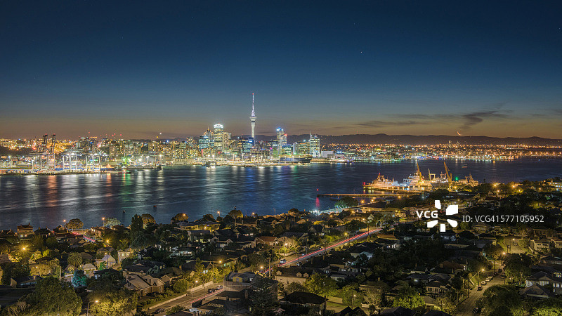 奥克兰维多利亚山城市天际线夜景图片素材
