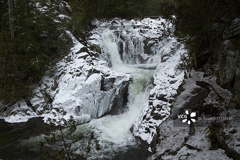 阿迪朗达克山脉的雪地瀑布图片素材