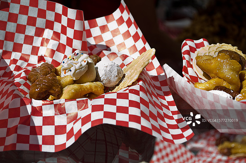 红色格子篮中的炸街头小吃图片素材