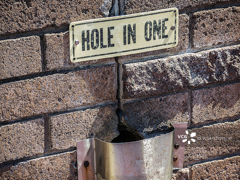 迷你高尔夫球场标牌上的球洞图片素材