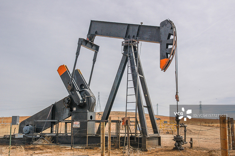 在开阔地进行油井钻探图片素材