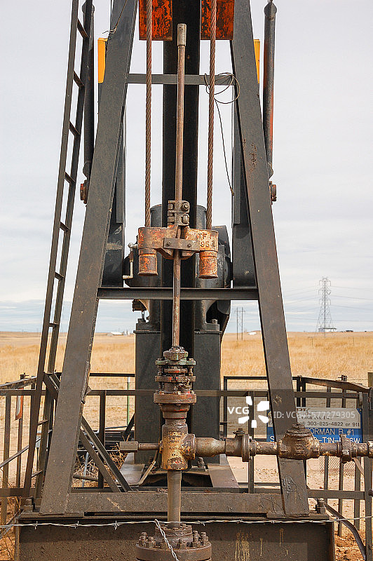 露天油田的抽油机和钻井机械图片素材