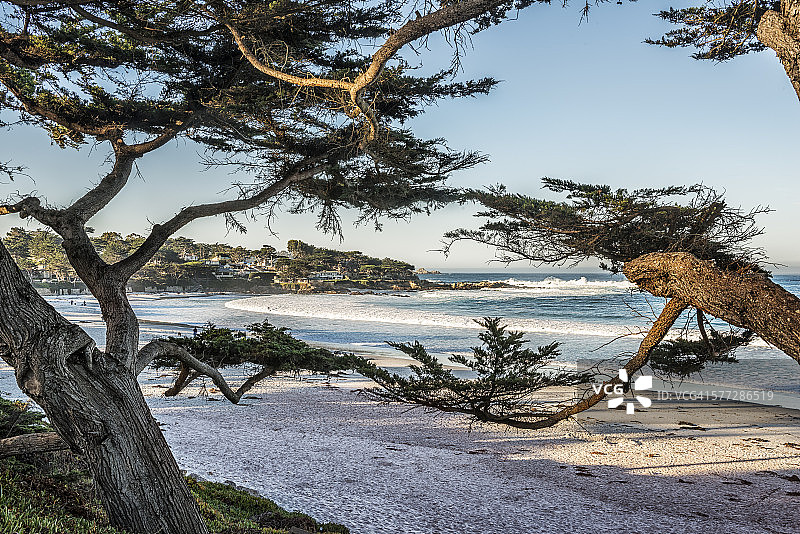 卡梅尔：日出时分的海滩图片素材