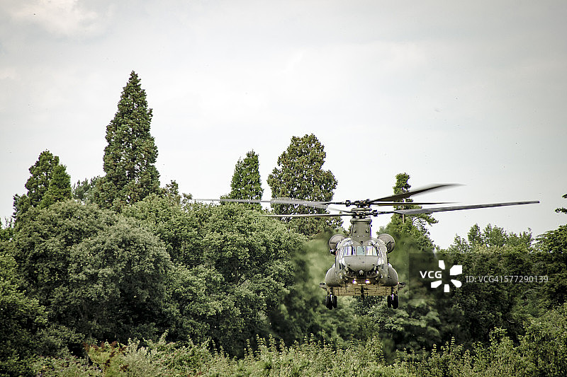 树林中的直升机图片素材