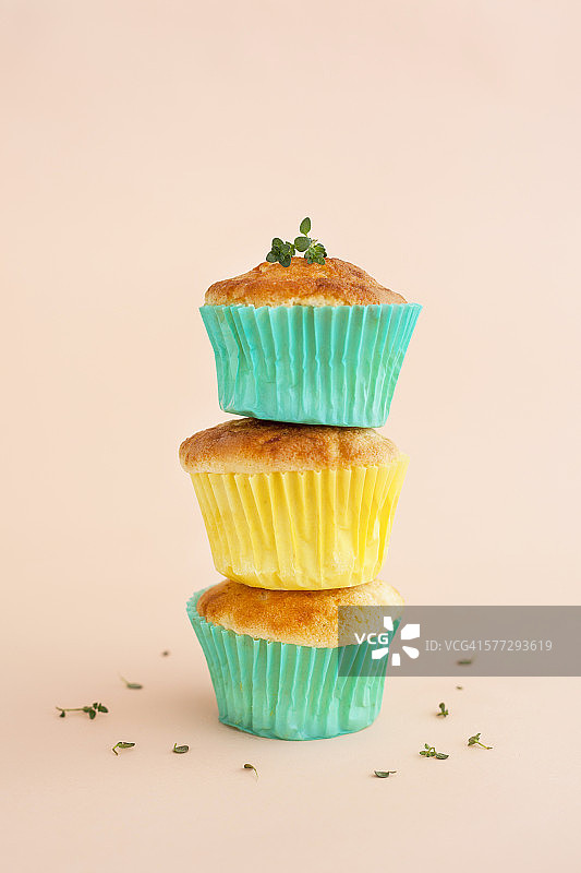 三个柠檬百里香松饼堆图片素材