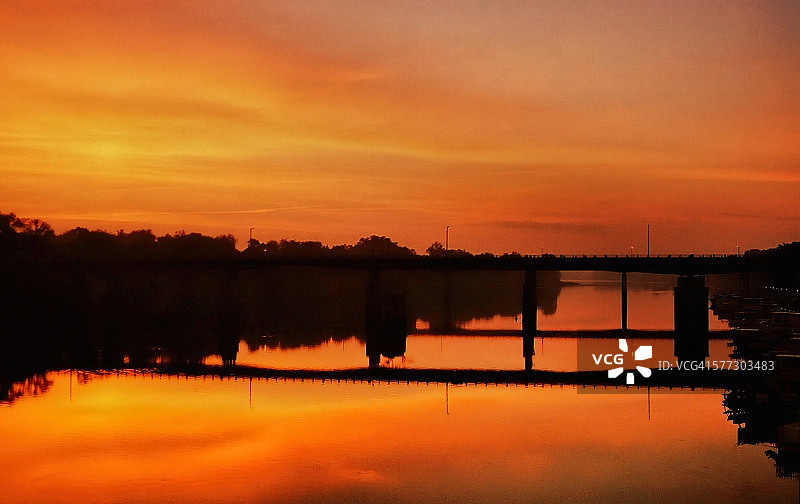 日出时分的稀树草原河流图片素材