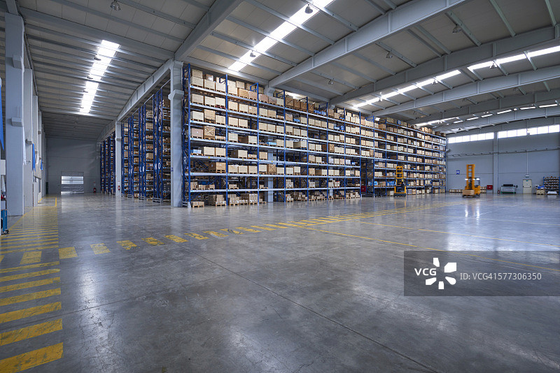 仓库货架上的纸板箱图片素材