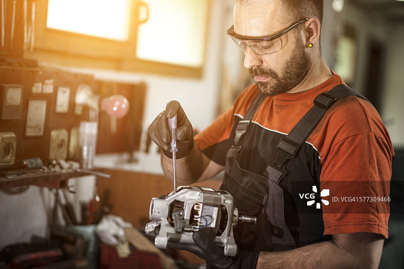 维修电机的工人图片素材