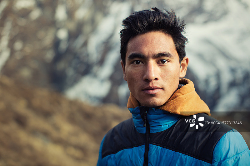 来自尼泊尔喜马拉雅山脉的廓尔喀男子肖像图片素材