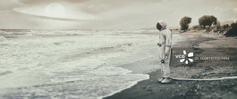 沙滩上孤独的宇航员图片素材