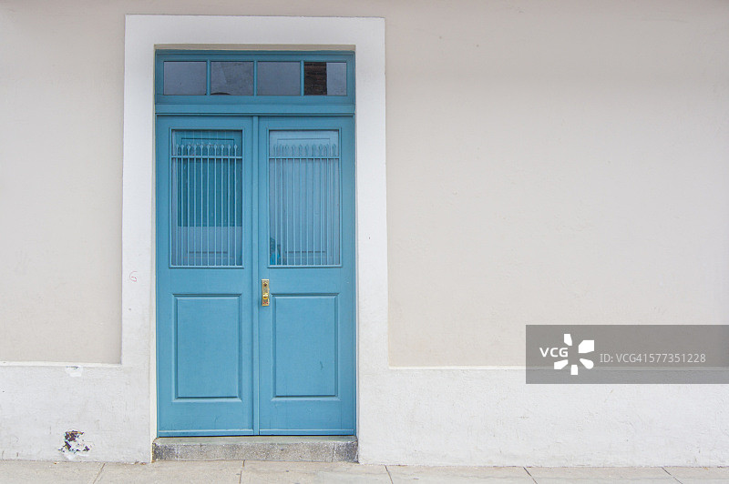 老房子的绿松石色木门入口图片素材