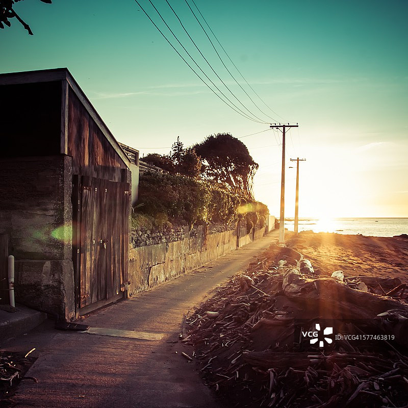 普克鲁阿湾海滨步道金色时刻图片素材