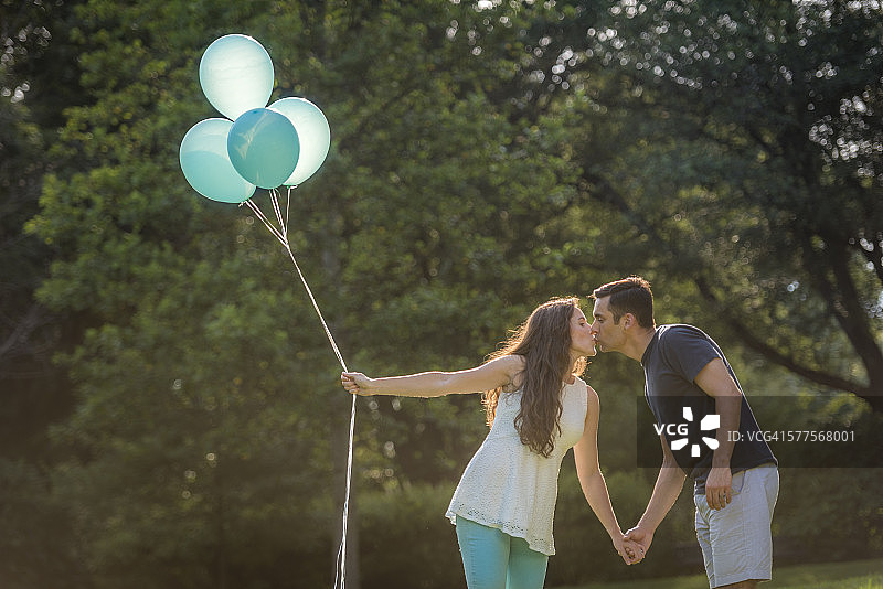 西班牙裔情侣拿着性别揭示气球图片素材
