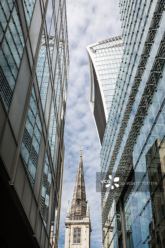 英国伦敦的教堂和对讲机大楼图片素材