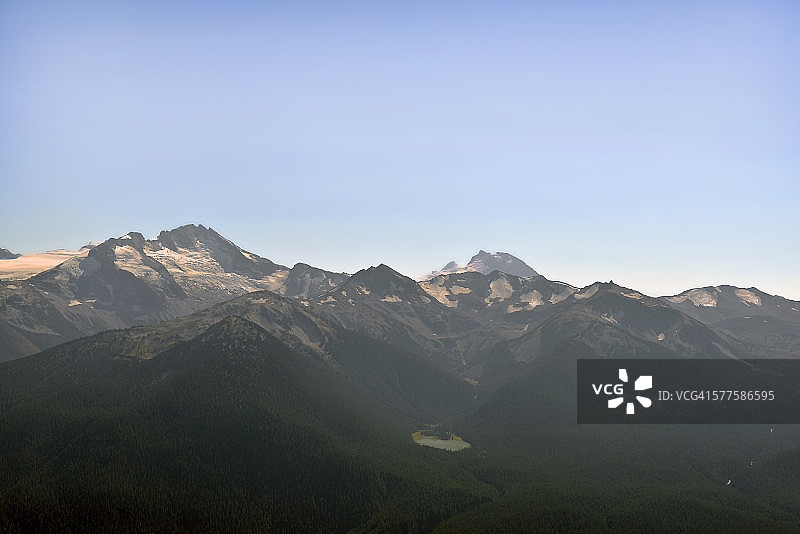 悬崖边的忧虑图片素材